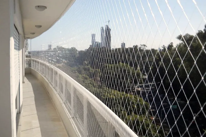 Curved terrace protected by a safety net